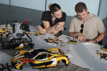 Réplica del McLaren P1 de LEGO Technic siendo ensamblada, atención al detalle