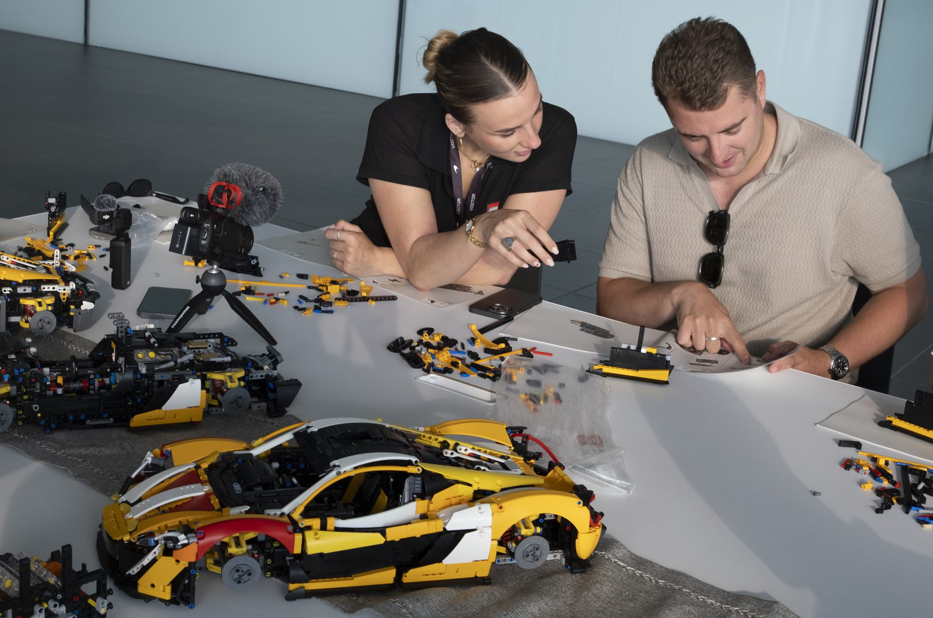 Réplica del McLaren P1 de LEGO Technic siendo ensamblada, atención al detalle