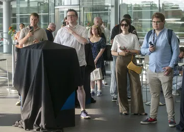 Réplica del McLaren P1 de LEGO Technic a escala 1:8 cubierta por un manto.