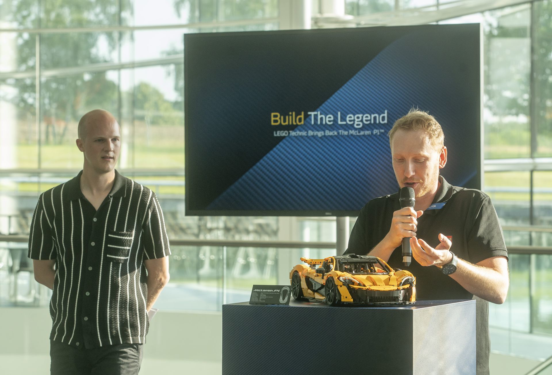 Presentación del modelo LEGO Technic McLaren P1 a escala 1:8.