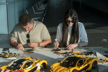 Construcción detallada del McLaren P1 a escala de LEGO Technic.