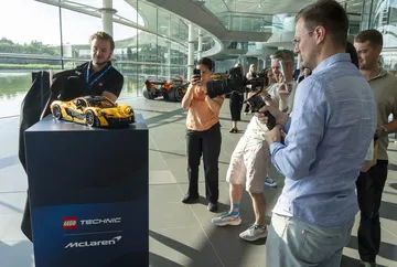 Presentación de la maqueta LEGO Technic del McLaren P1 a escala 1:8.