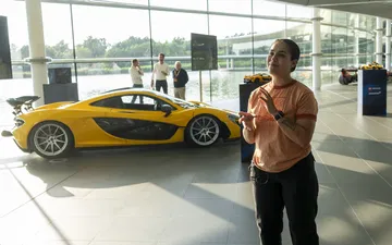 Réplica LEGO Technic de un McLaren P1 a escala 1:8, detalle lateral.