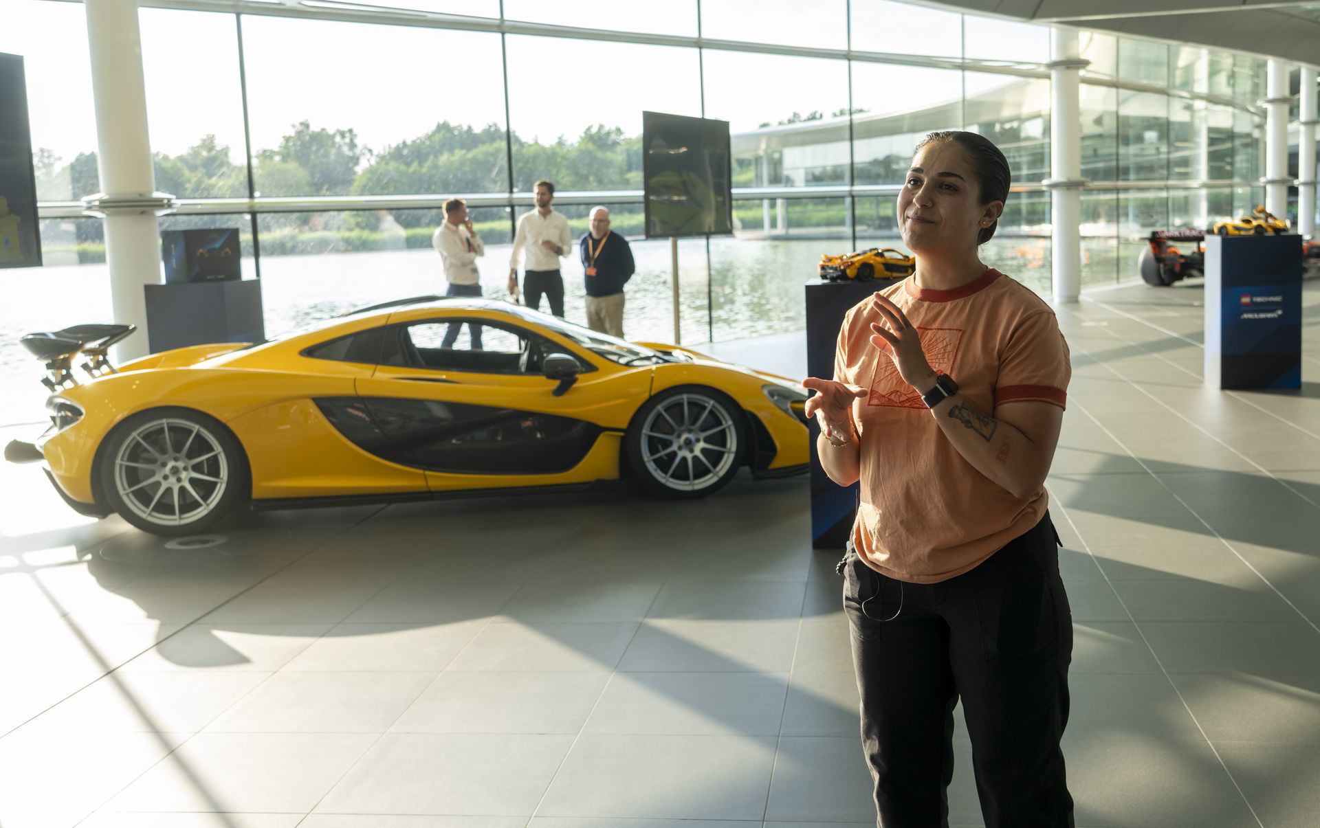 Réplica LEGO Technic de un McLaren P1 a escala 1:8, detalle lateral.