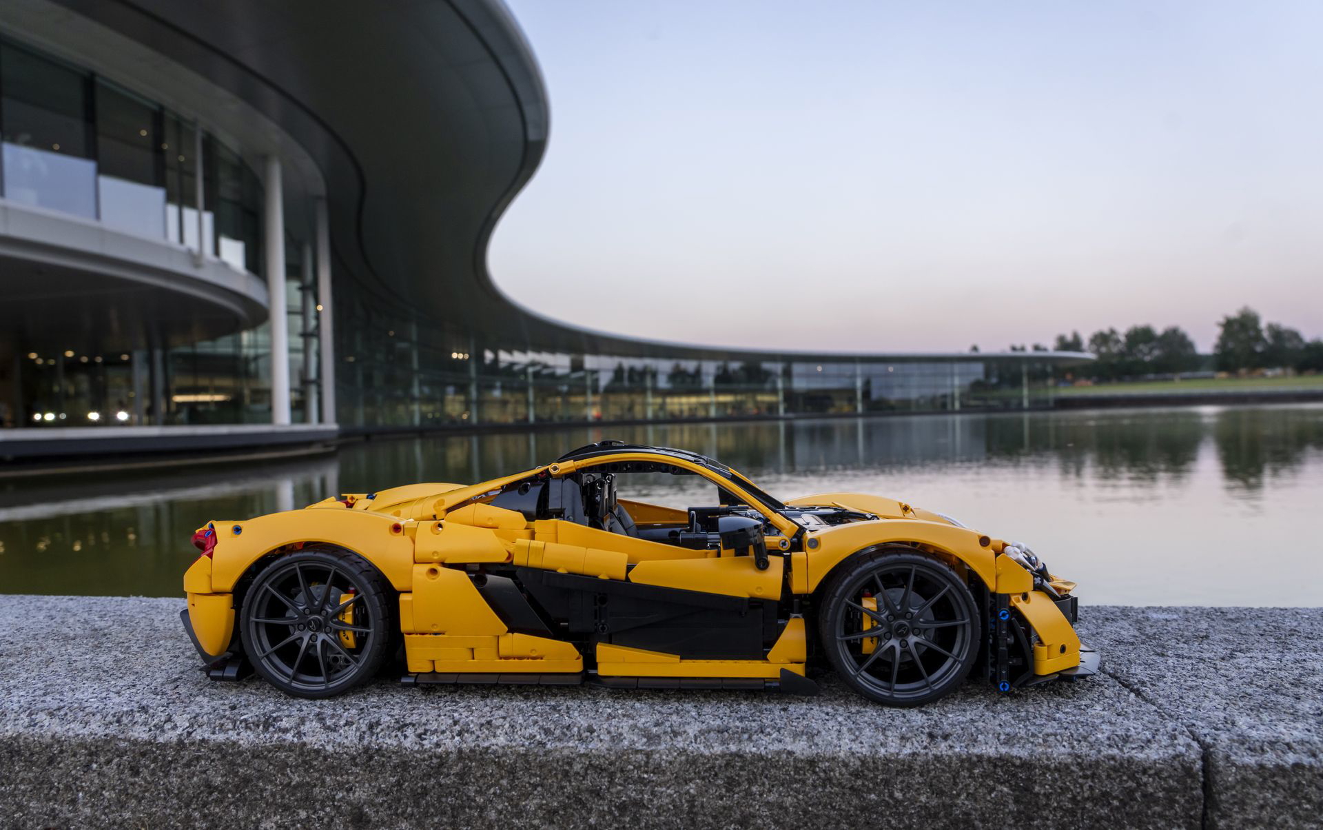 Réplica LEGO Technic del McLaren P1 en una proporción 1:8, diseño detallado y deportivo