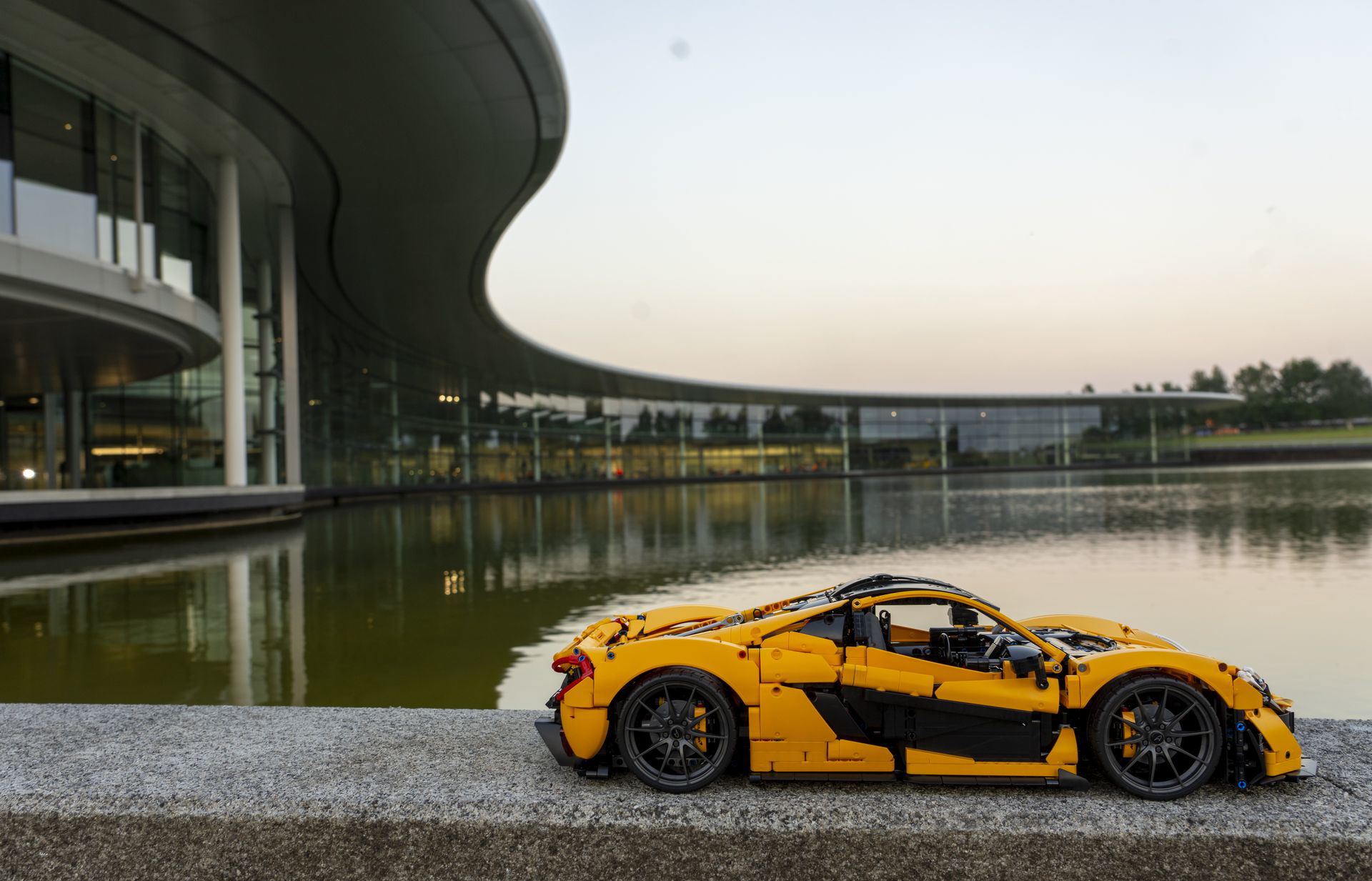 Réplica LEGO Technic del McLaren P1 con detalles precisos en escala 1:8.