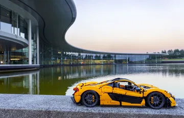 Réplica LEGO Technic del icónico McLaren P1 a escala 1:8