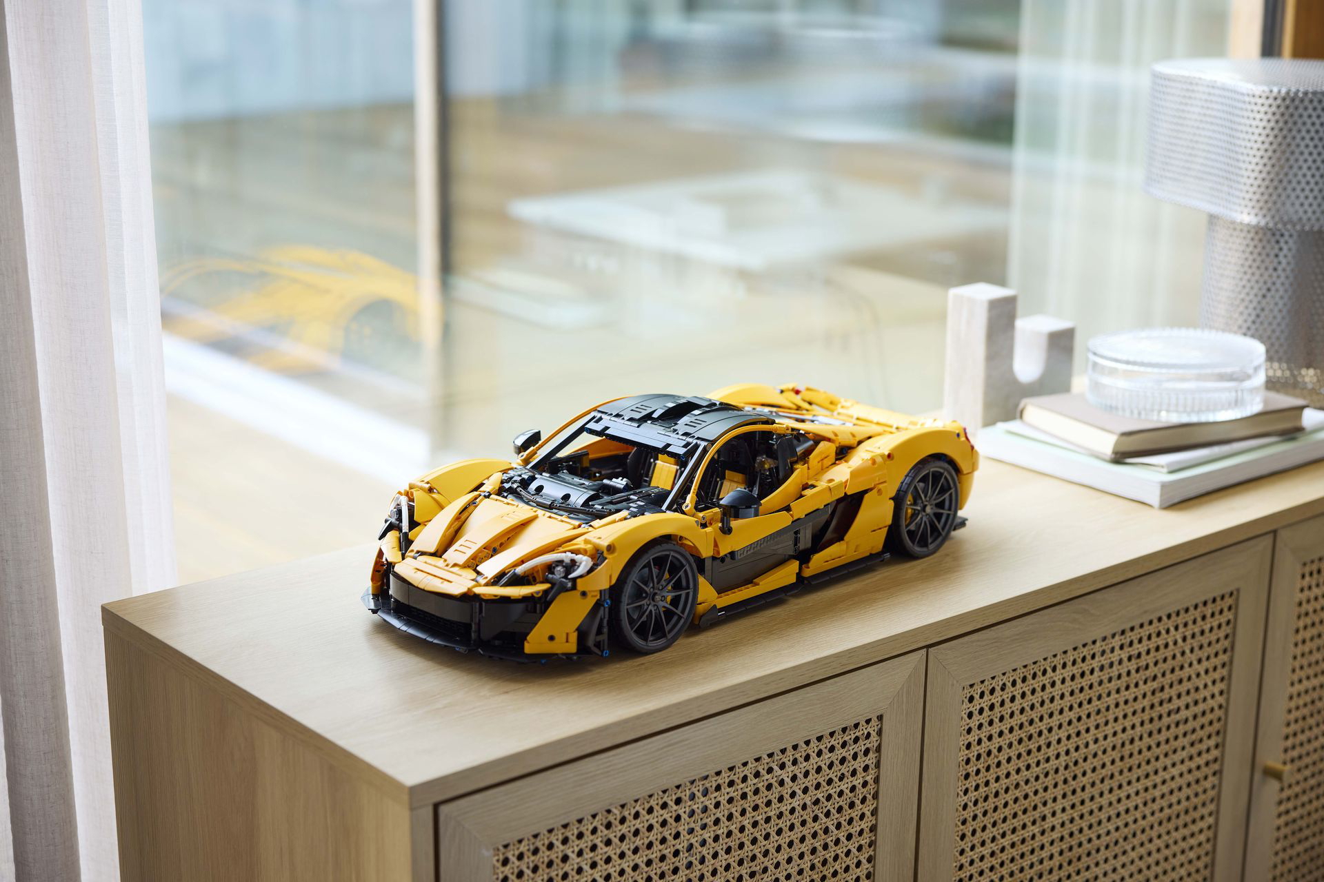 Réplica LEGO Technic del McLaren P1 con livery amarilla y negra, impecable en detalles.