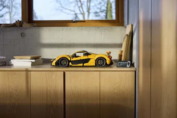Maqueta LEGO Technic del McLaren P1 en un entorno doméstico