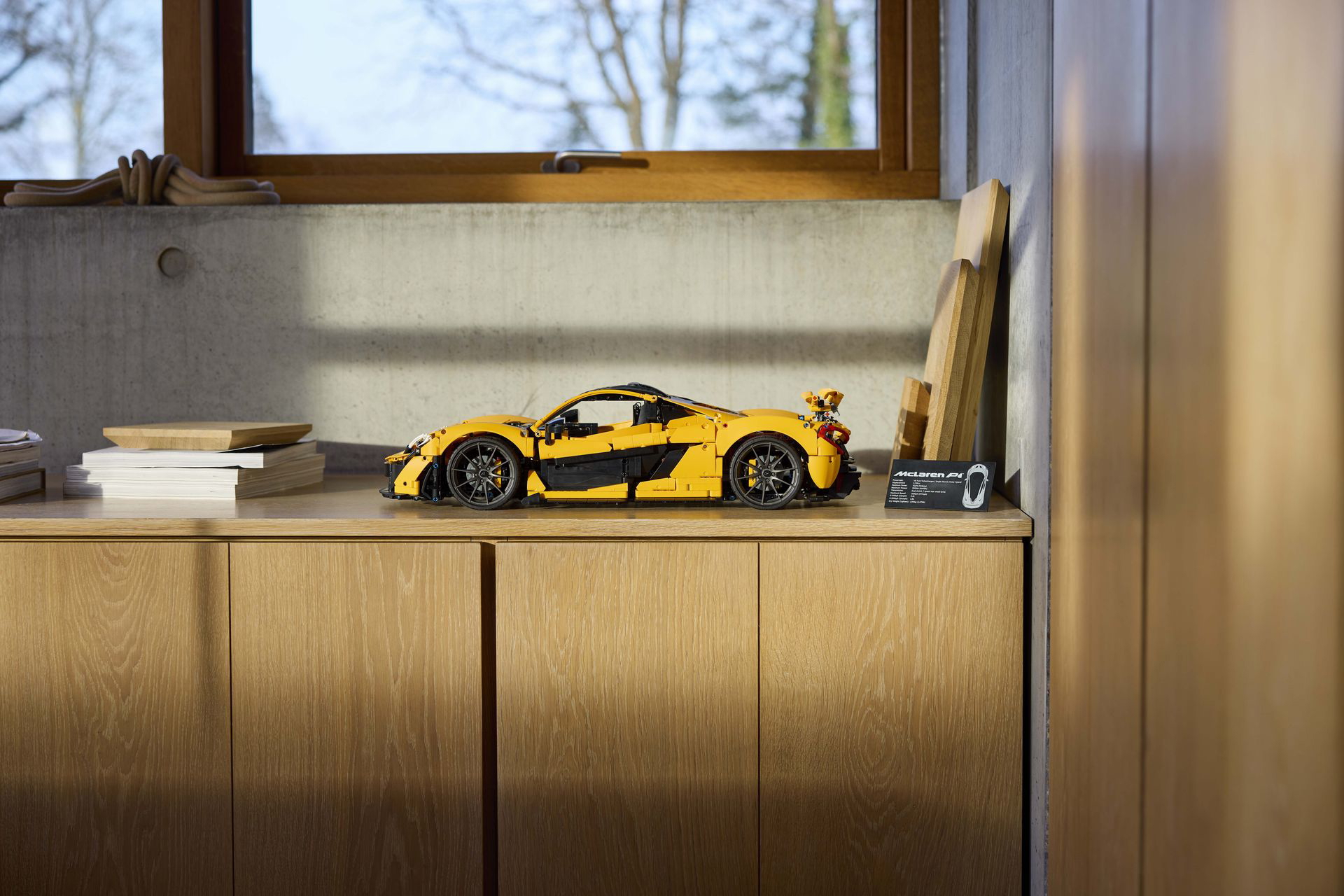 Maqueta LEGO Technic del McLaren P1 en un entorno doméstico