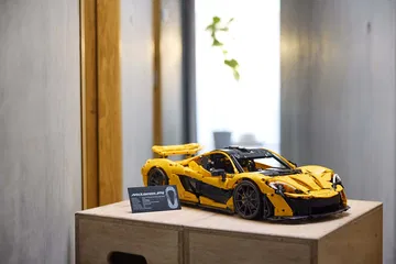 Réplica LEGO Technic del McLaren P1 a escala 1:8 en exhibición.