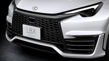 Vista frontal agresiva del Lexus LBX Morizo RR, destilando deportividad.