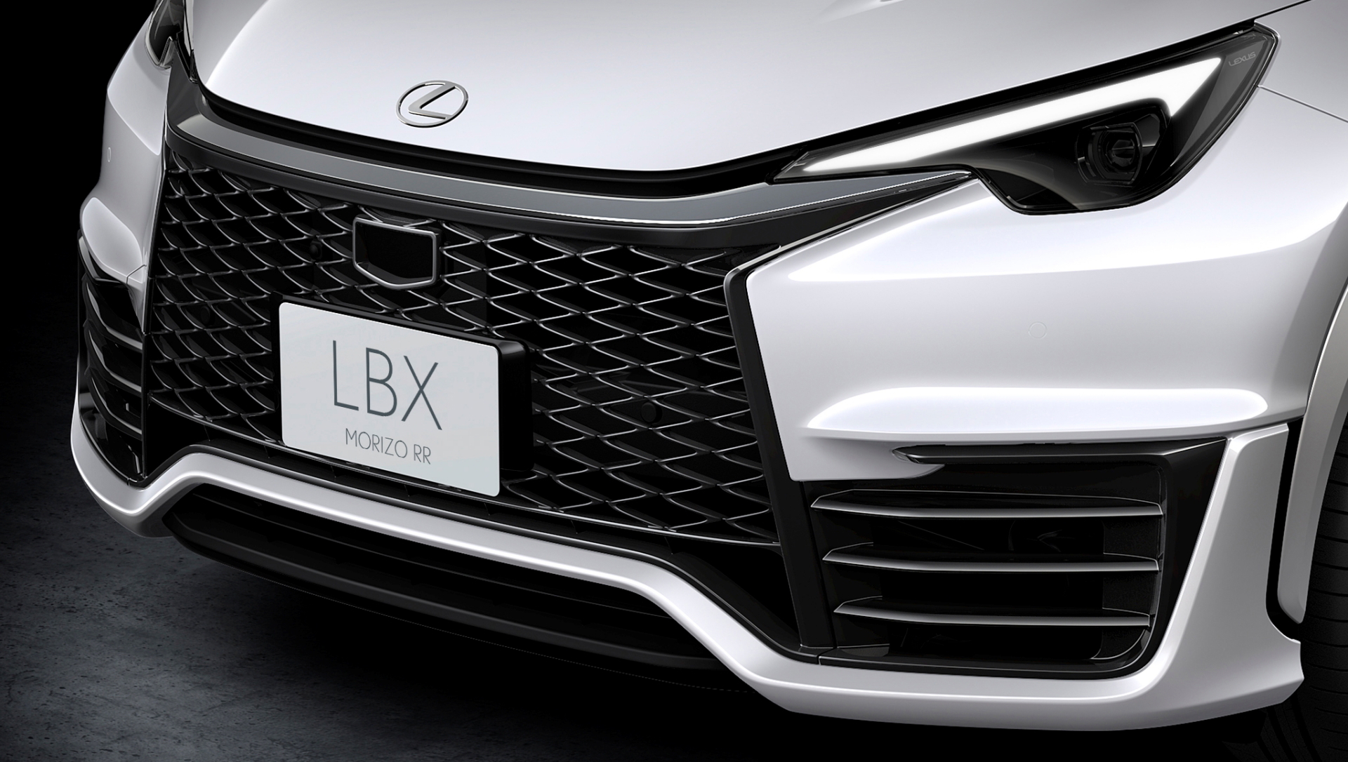 Vista frontal agresiva del Lexus LBX Morizo RR, destilando deportividad.