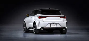 Este SUV de Lexus combina elegancia y fuerza con su diseño trasero y líneas laterales.