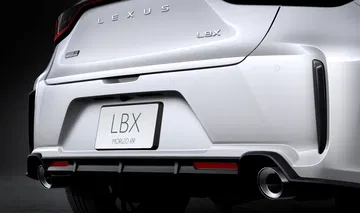 Vista imponente del Lexus LBX Morizo RR, diseño sofisticado en la zaga.