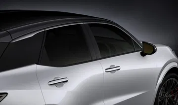 Detalle de la silueta lateral del Lexus que resalta su diseño Premium.