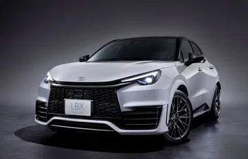 Vista frontal y lateral del Lexus LBX Morizo RR, muestra elegancia y deportividad.
