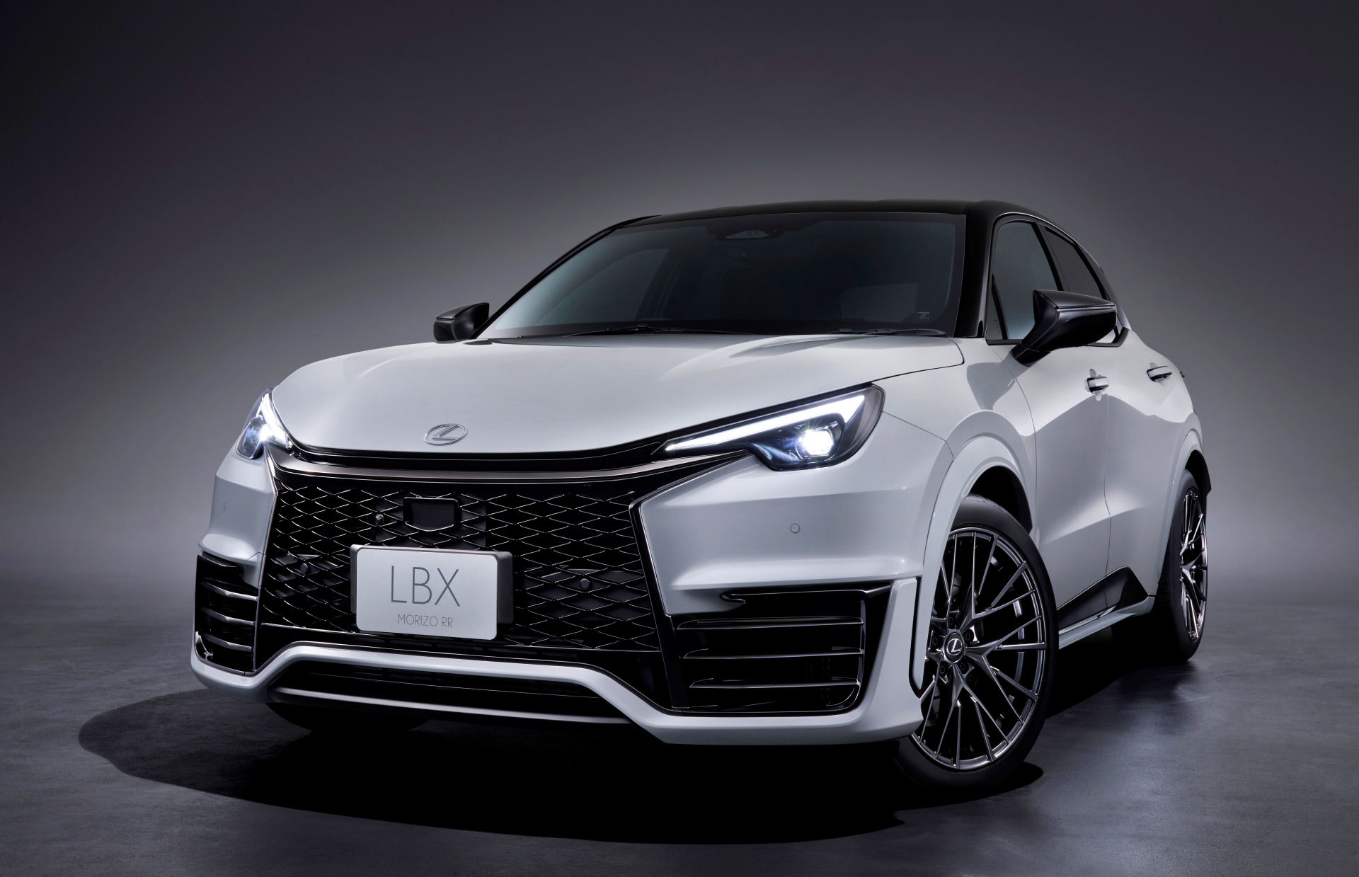 Vista frontal y lateral del Lexus LBX Morizo RR, muestra elegancia y deportividad.