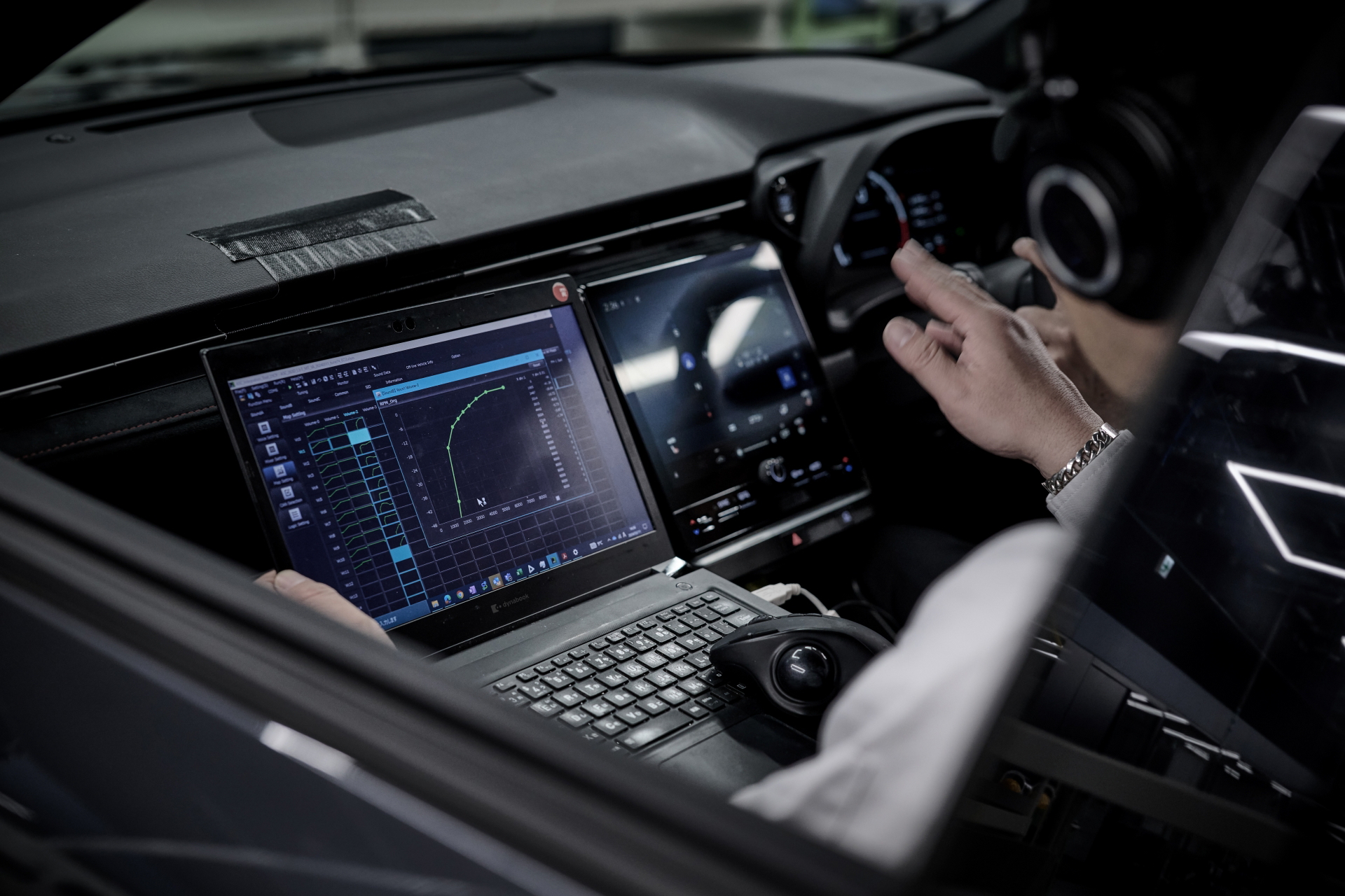 Vista del habitáculo de un Lexus, realzando tecnología y confort.