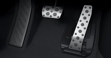 Pedales deportivos en Lexus LBX Morizo RR 2025