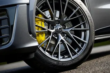 Primer plano de impresionante llanta de aleación y pinza de freno de Lexus.