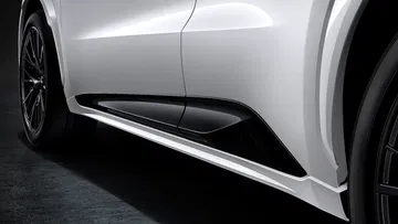 Costado del Lexus LBX Morizo RR destacando líneas y diseño aerodinámico