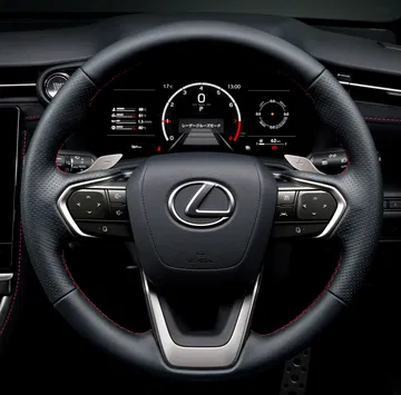 Vista del volante de un Lexus con controles integrados y diseño sofisticado