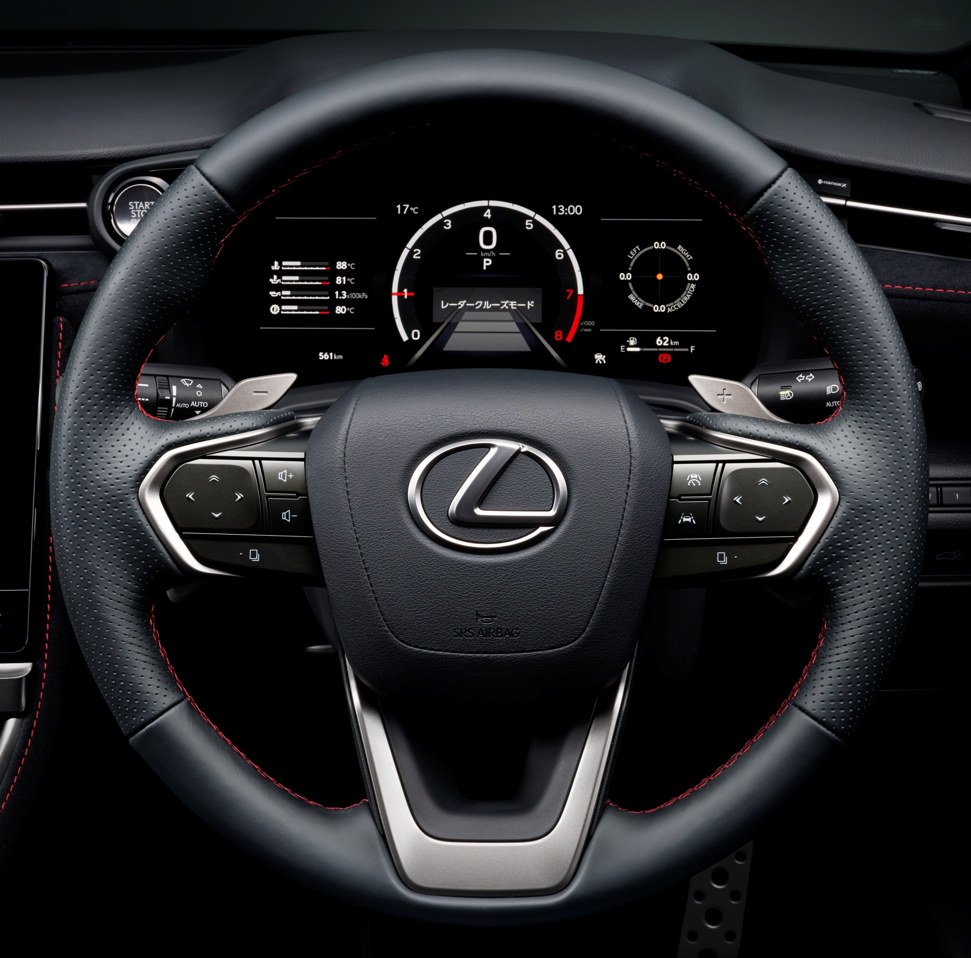 Vista del volante de un Lexus con controles integrados y diseño sofisticado