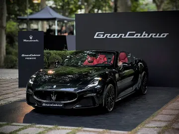 El Maserati GranCabrio 2024 reluce con su diseño elegante y deportivo.