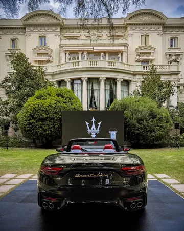 Vista trasera y lateral del Maserati GranCabrio 2024, en un entorno lujoso.
