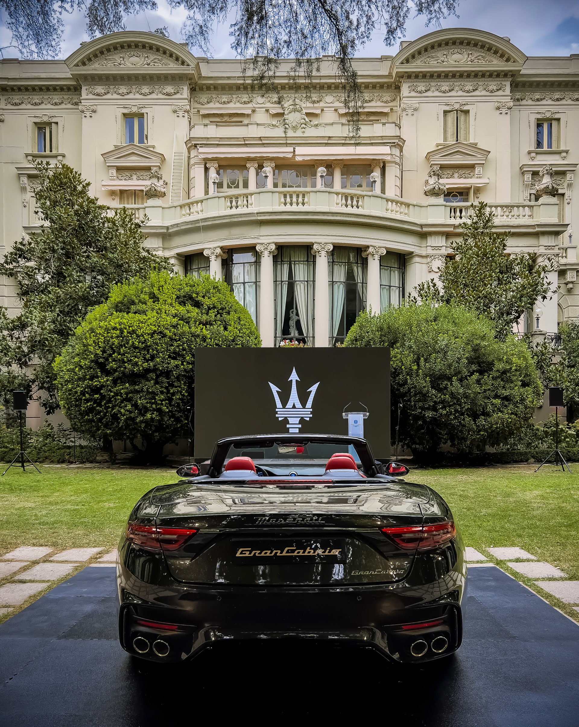 Vista trasera y lateral del Maserati GranCabrio 2024, en un entorno lujoso.