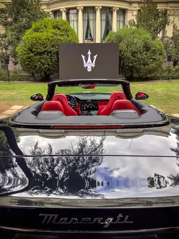 Vista trasera del Maserati GranCabrio 2024, lujo y potencia en armonía.