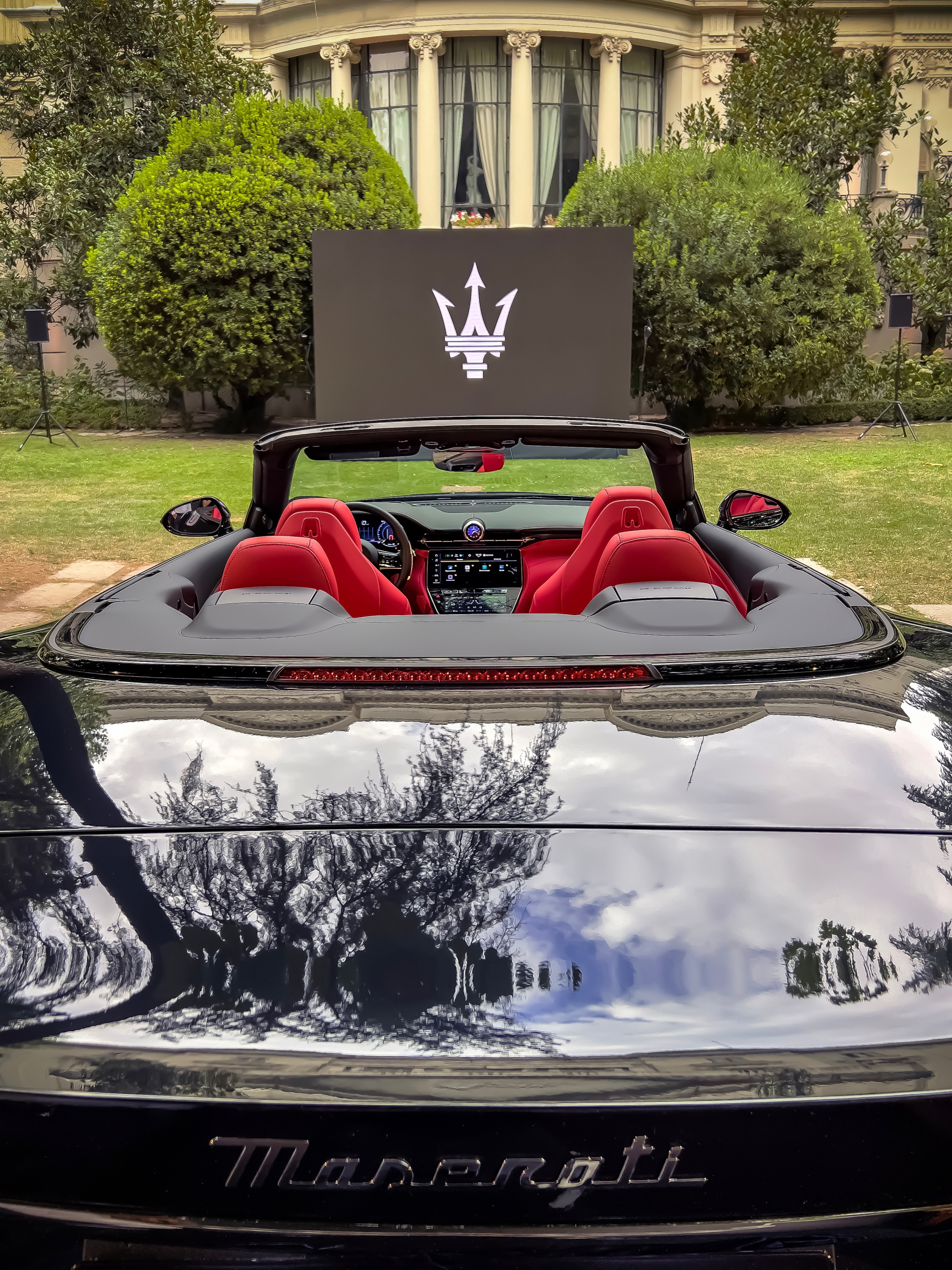 Vista trasera del Maserati GranCabrio 2024, lujo y potencia en armonía.