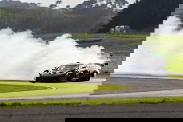McLaren P1 GTR en pleno derrape, desafiando la pista con su motor rotativo.