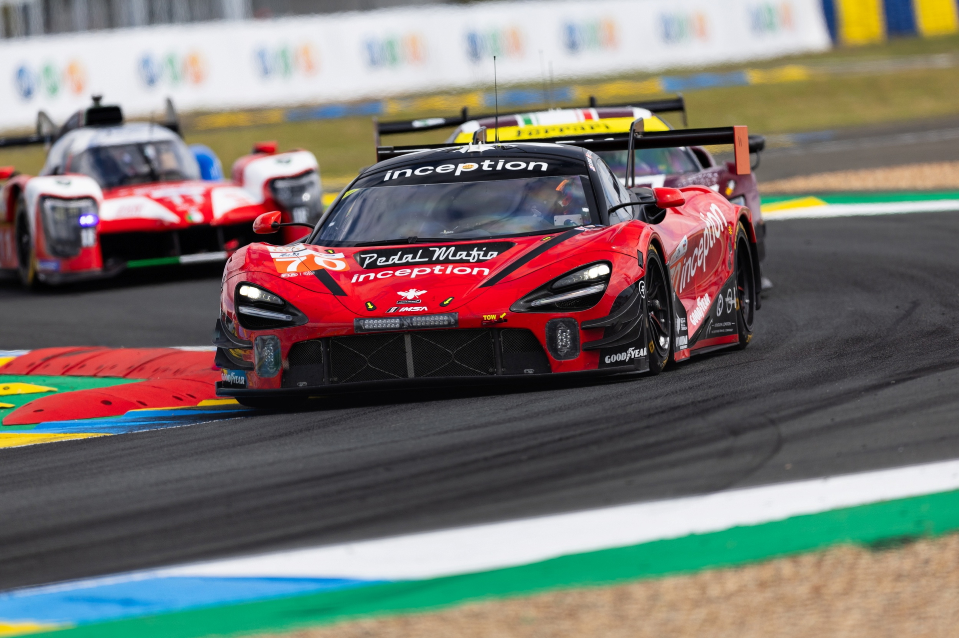 McLaren en competición de resistencia, perfil dinámico en circuito.