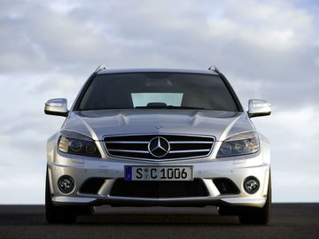 Vista frontal del Mercedes C 63 AMG Estate, destacando su musculatura y agresividad.