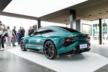 Vista trasera y lateral del MG Cyber GTS Concept, herencia británica con rasgos futuristas.