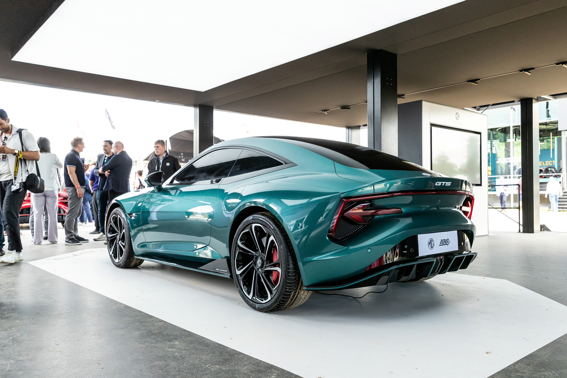 Vista trasera y lateral del MG Cyber GTS Concept, herencia británica con rasgos futuristas.