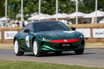 Vista delantera y lateral del MG CyberGTS Concept en movimiento.