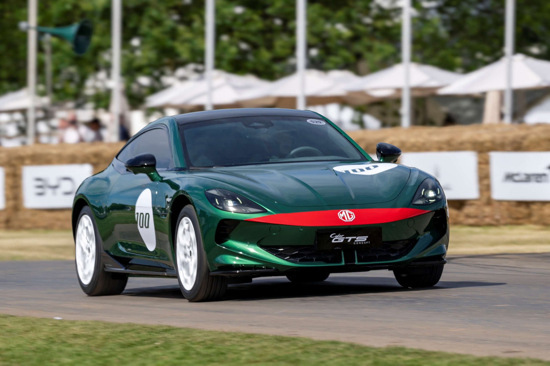 Vista delantera y lateral del MG CyberGTS Concept en movimiento.