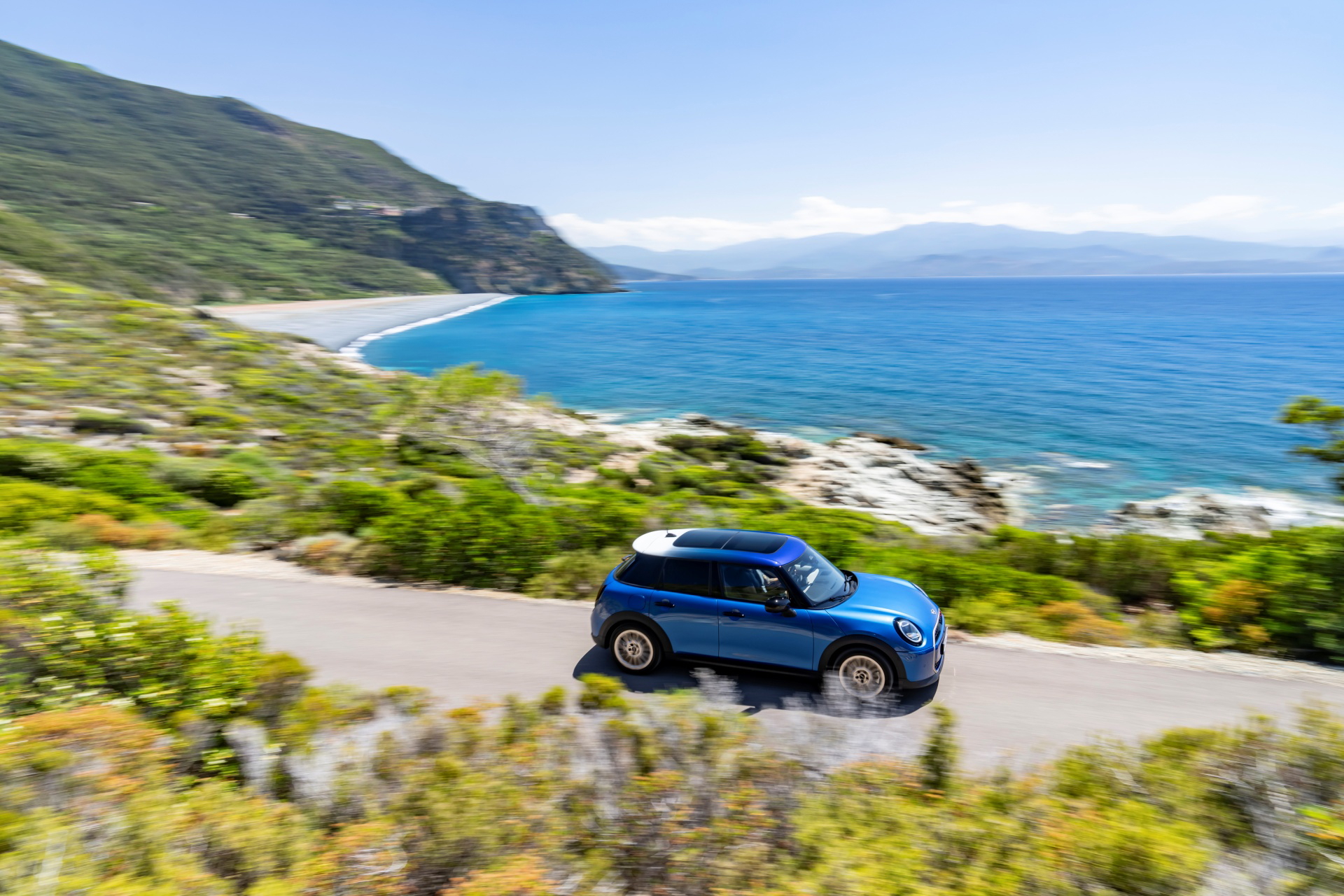 El Mini Cooper S 5 puertas luce un diseño icónico y deportivo, ideal para la conducción urbana.