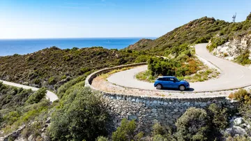 El Mini Cooper S 5 puertas ofrece una estética icónica y deportiva.