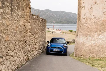 El Mini Cooper S de 5 puertas combina estilo icónico con funcionalidad ampliada.