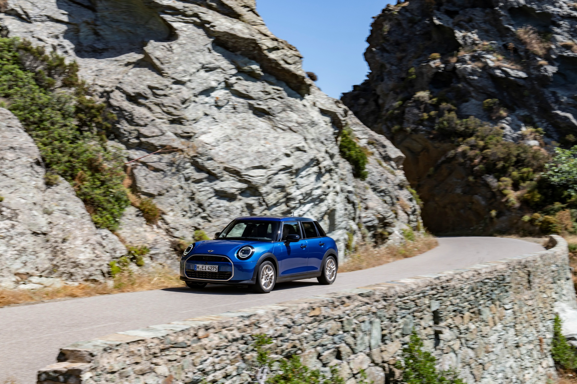 Vista dinámica del Mini Cooper S 5 puertas en carretera de montaña.