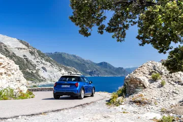 Vista lateral del MINI Cooper S 5 puertas, destacando su perfil compacto y deportivo