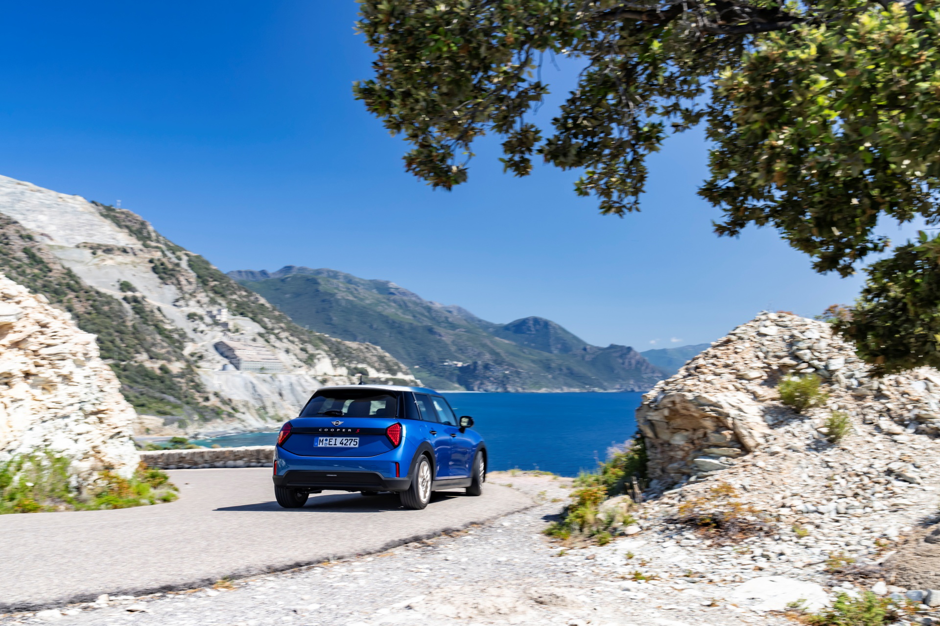 Vista lateral del MINI Cooper S 5 puertas, destacando su perfil compacto y deportivo