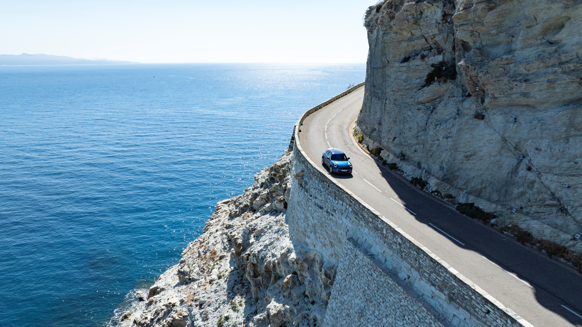 El Mini Cooper S 5 puertas combina estilo, potencia y funcionalidad en un diseño icónico.