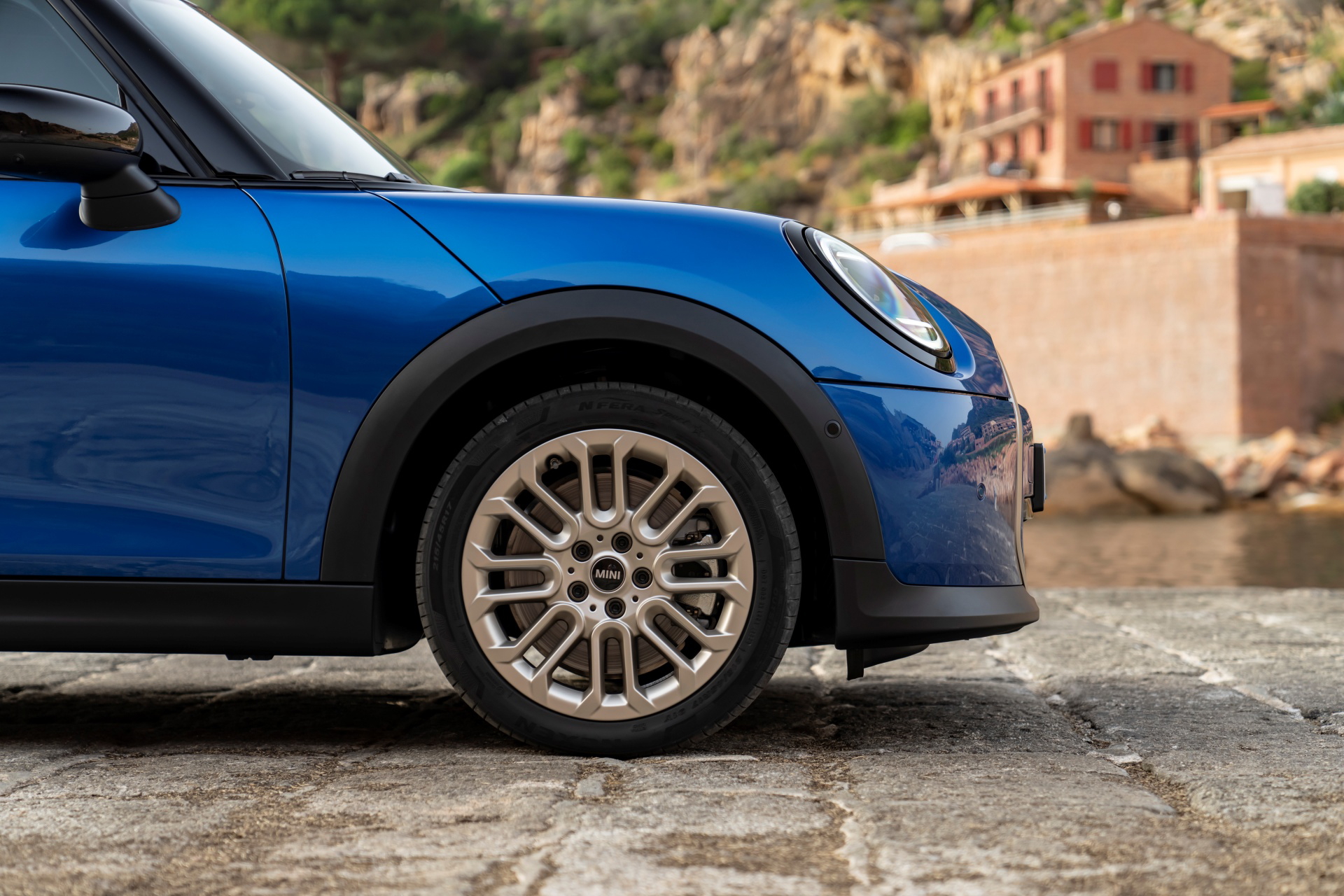 Vista lateral del Mini Cooper S resaltando su diseño y llantas deportivas.