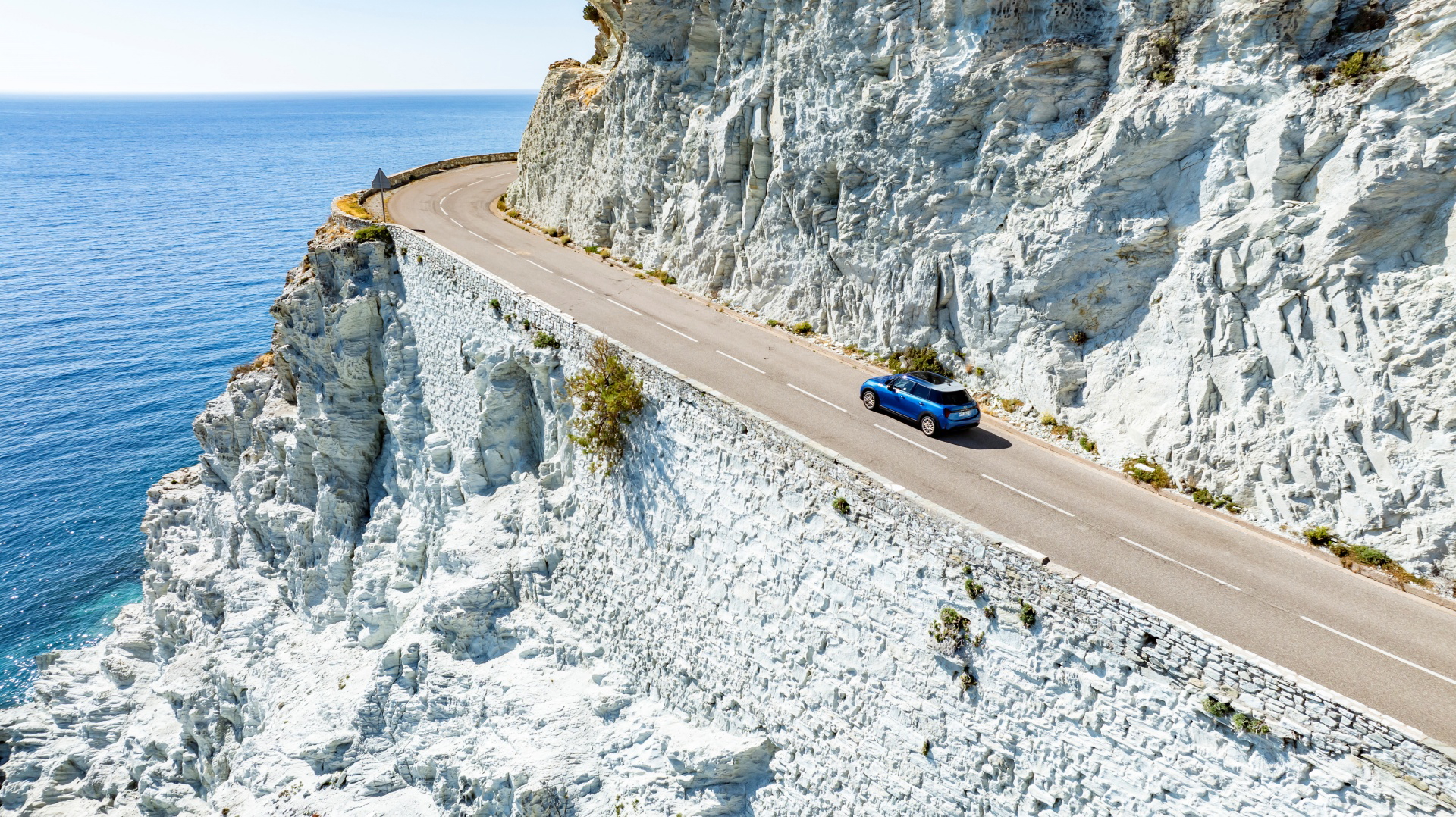 El MINI Cooper S 5 puertas brilla por su diseño compacto y dinámico.