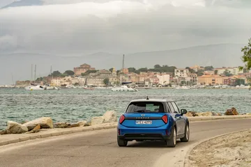 Vista de un Mini Cooper S con 5 puertas en un entorno costero.